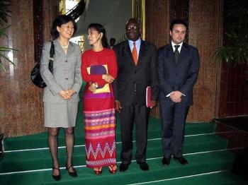 Aung San Suu Kyi Feet