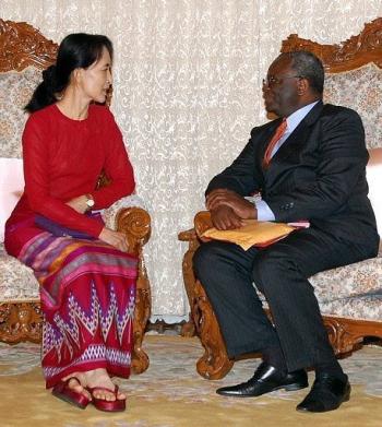 Aung San Suu Kyi Feet