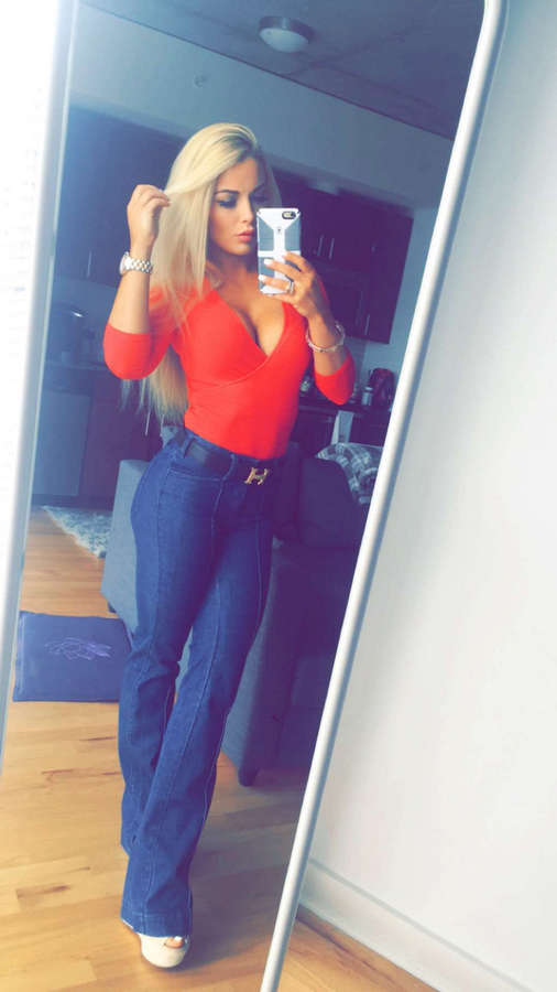 Amanda Saccomanno Feet