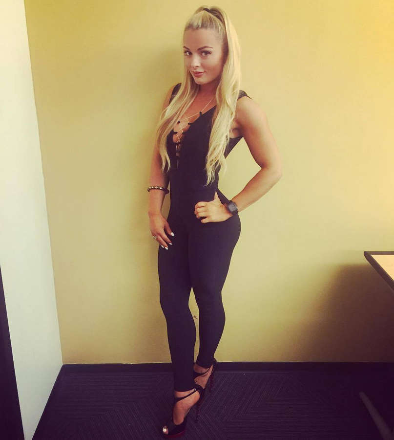 Amanda Saccomanno Feet