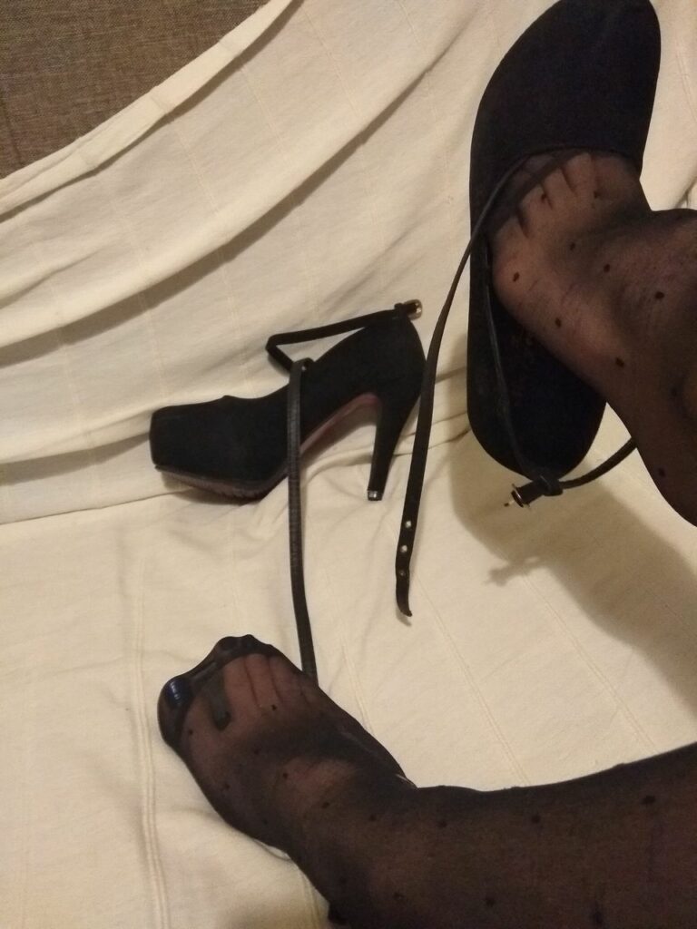 Andegone P Nylons Black Pumps (3 photos)