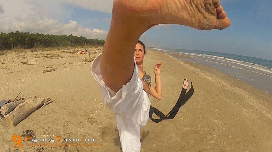 Aura Rolenzetti Feet