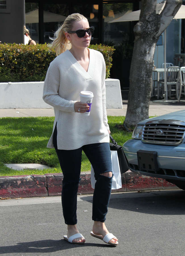 Elisha Cuthbert Feet