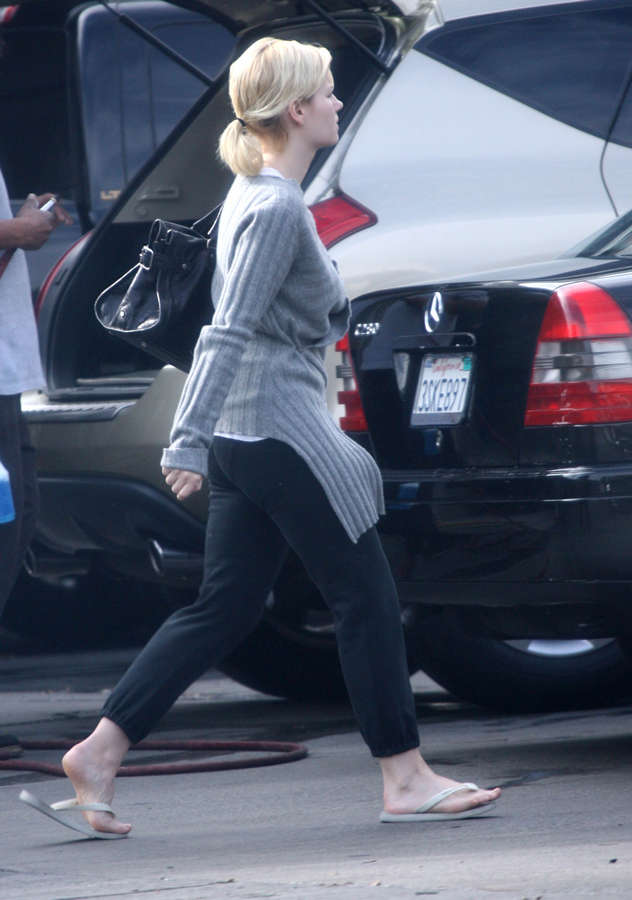 Elisha Cuthbert Feet