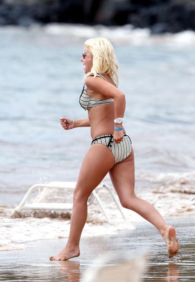 Elisha Cuthbert Feet