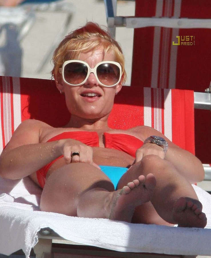 Elisha Cuthbert Feet