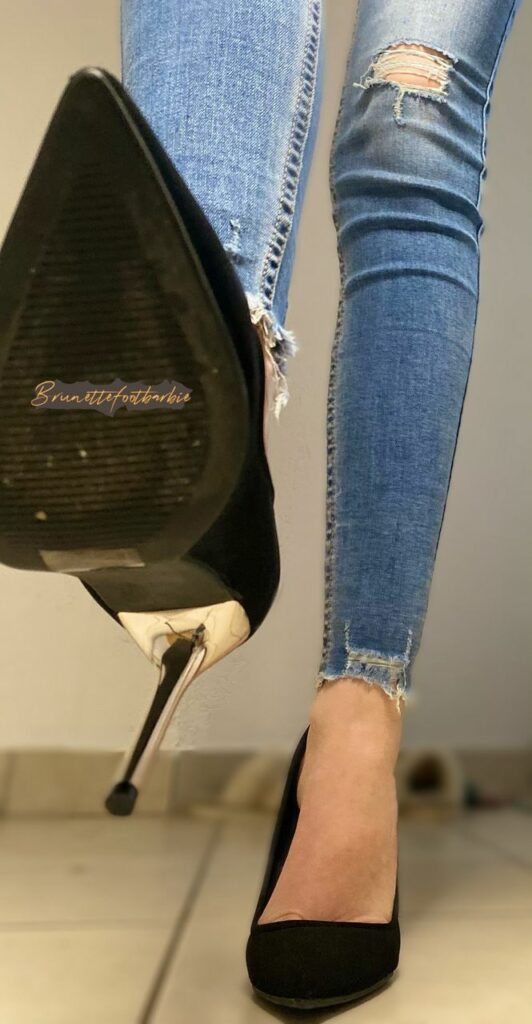 Footgirl14 Freebie Friday (9 photos)