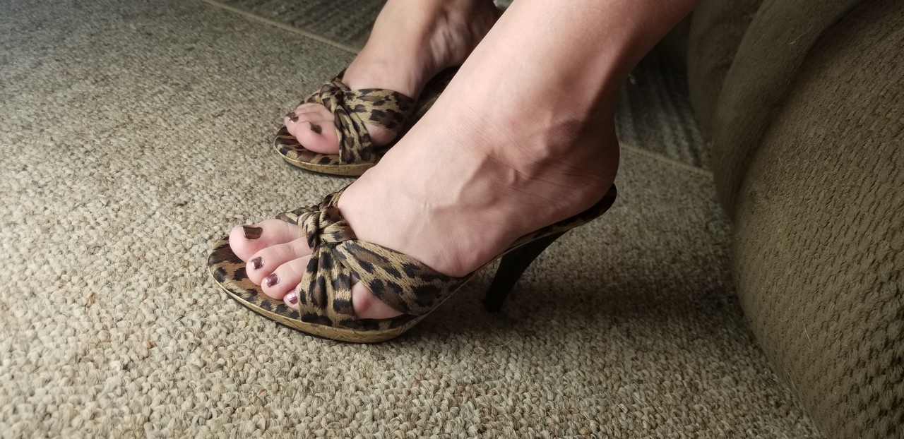 Footgirle Cute Little Heels