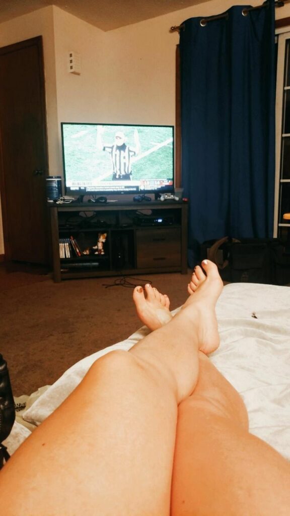 Jade Starr Legs And Games (2 photos)