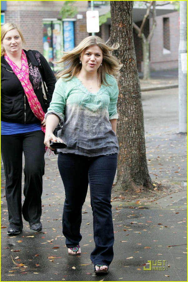 Kelly Clarkson Feet