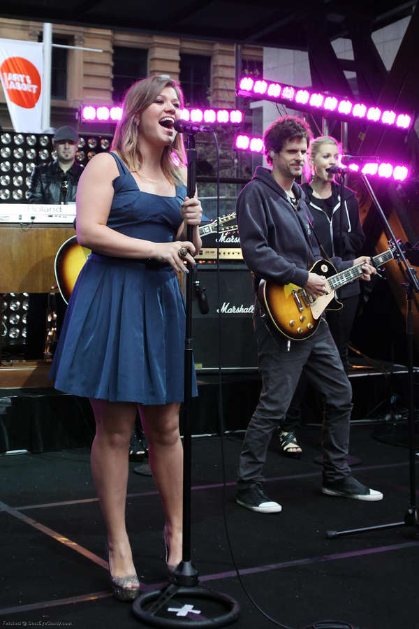 Kelly Clarkson Feet