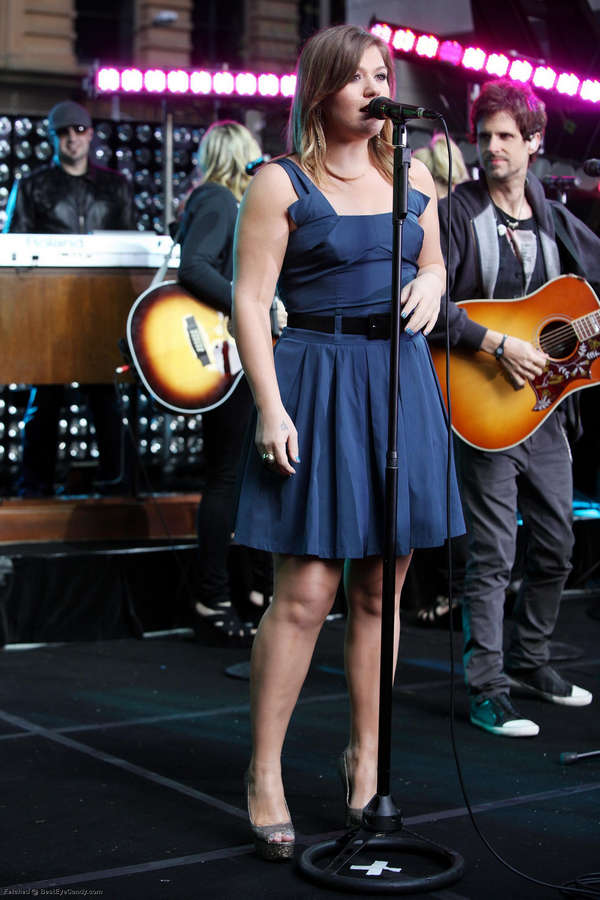 Kelly Clarkson Feet