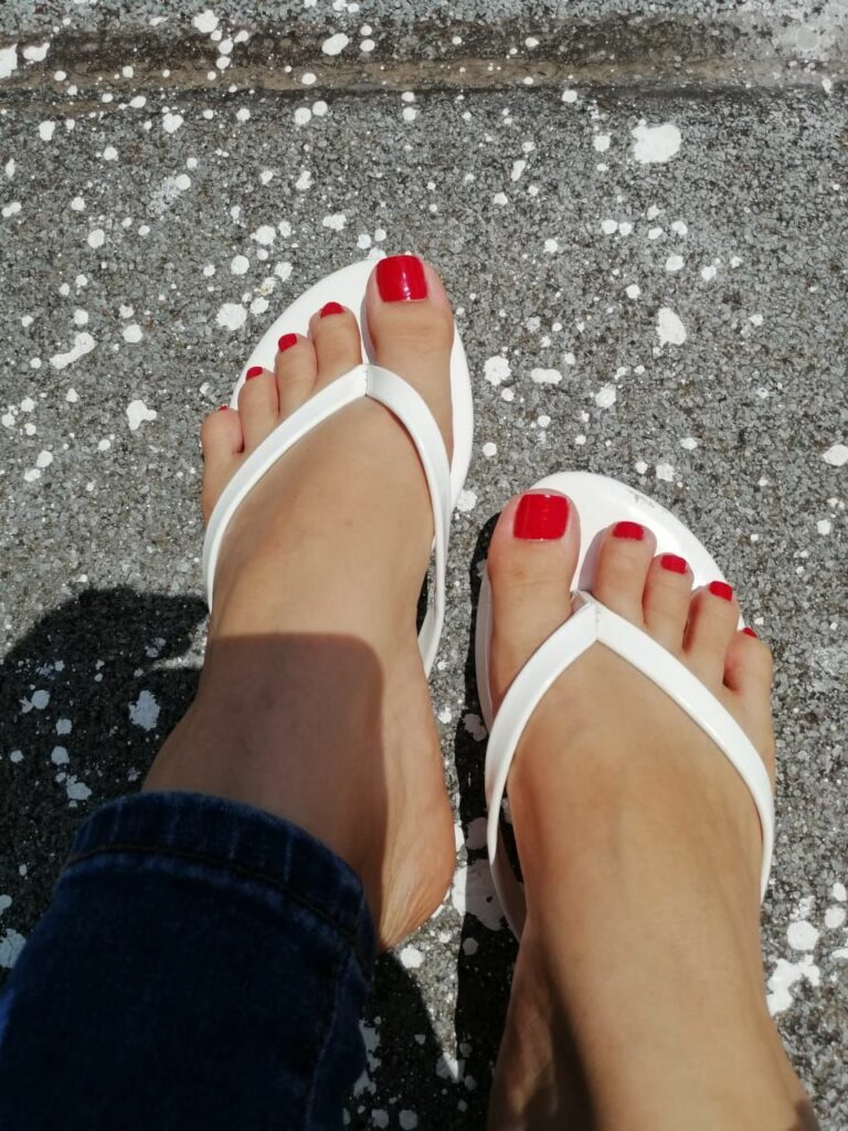 Lucia S Feet Bored At Home (3 photos)