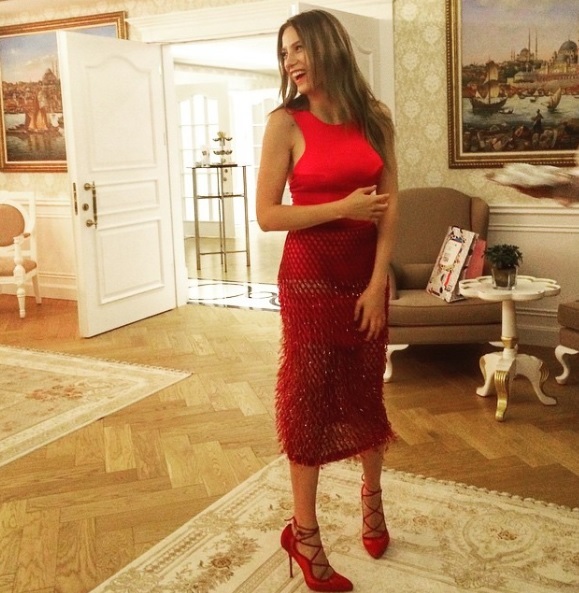 Serenay Sarikaya Feet