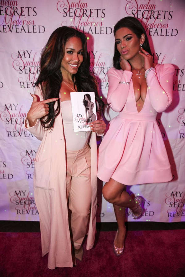 Suelyn Medeiros Feet