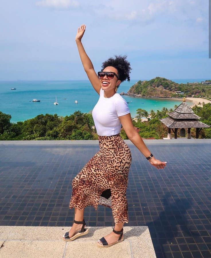 Amanda Du Pont Feet (4 images) Sexy Feets - Celeb Feets