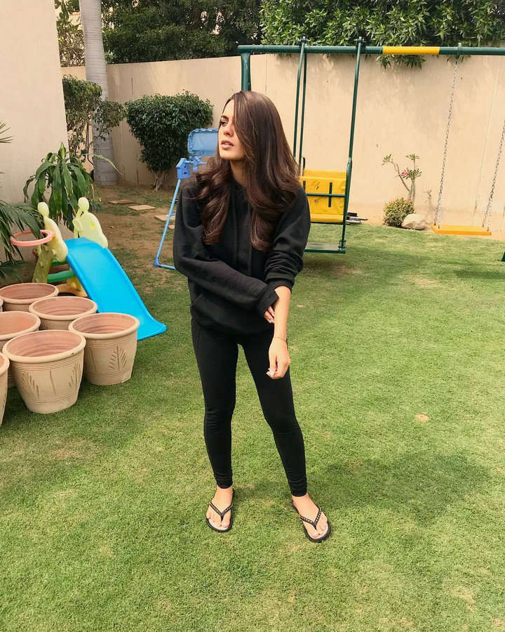 Iqra Aziz Feet