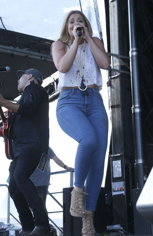 Lauren Alaina Feet