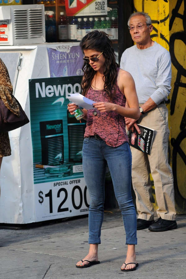 Marie Avgeropoulos Feet