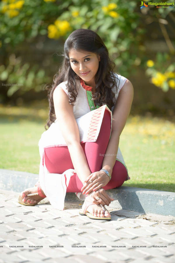 Pooja Jhaveri Feet