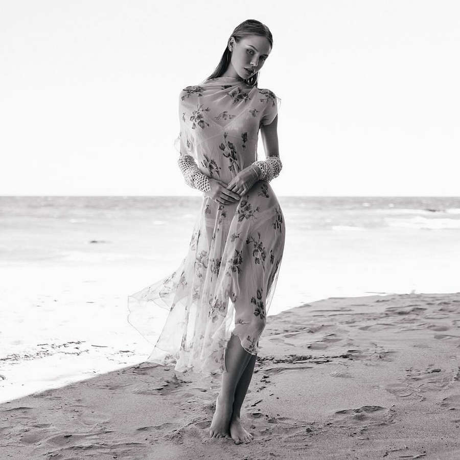 Scarlett Leithold Feet