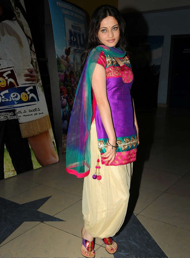 Sneha Ullal Feet