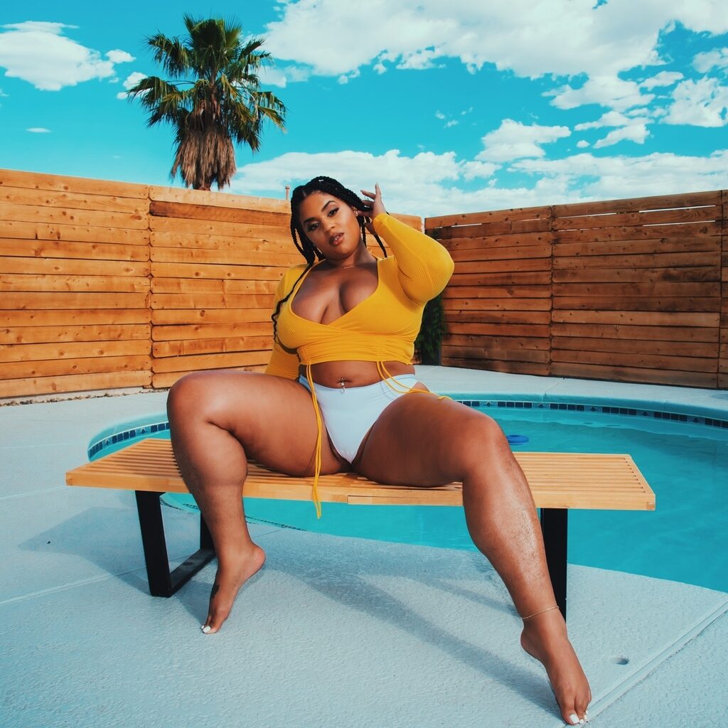 Raquel Savage Feet (2 photos)