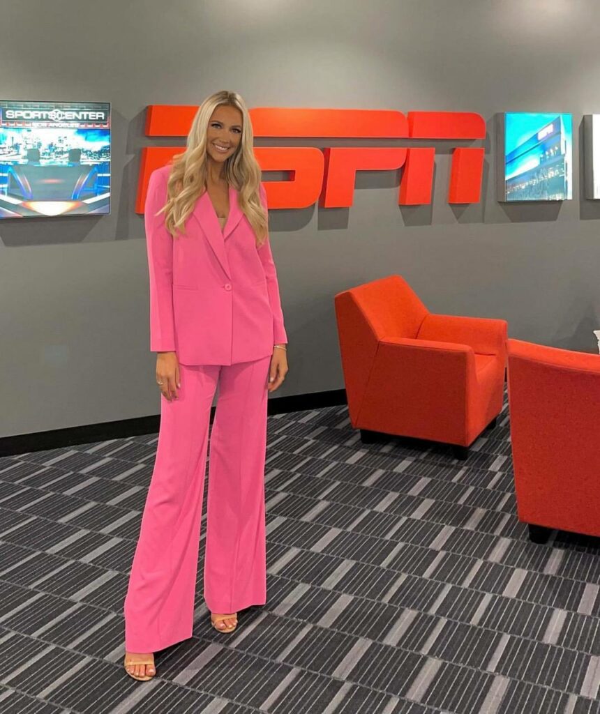 Ashley Brewer Feet (38 pictures)