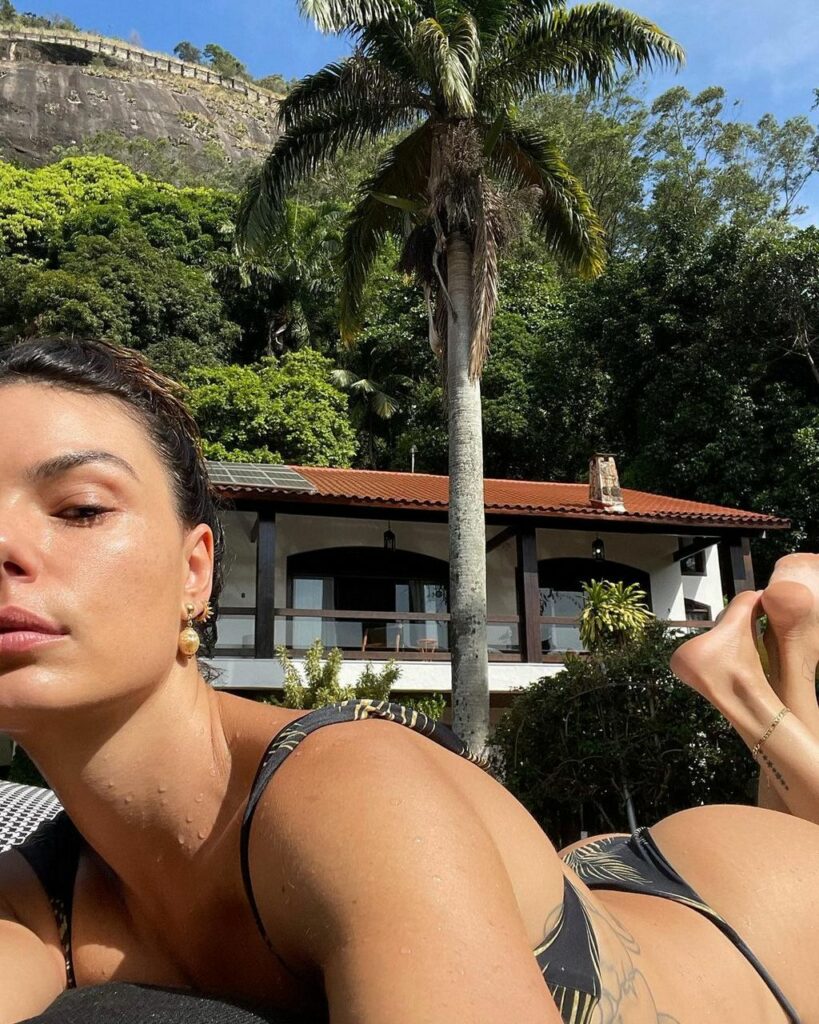 Isis Valverde Feet (8 sexy-photos)