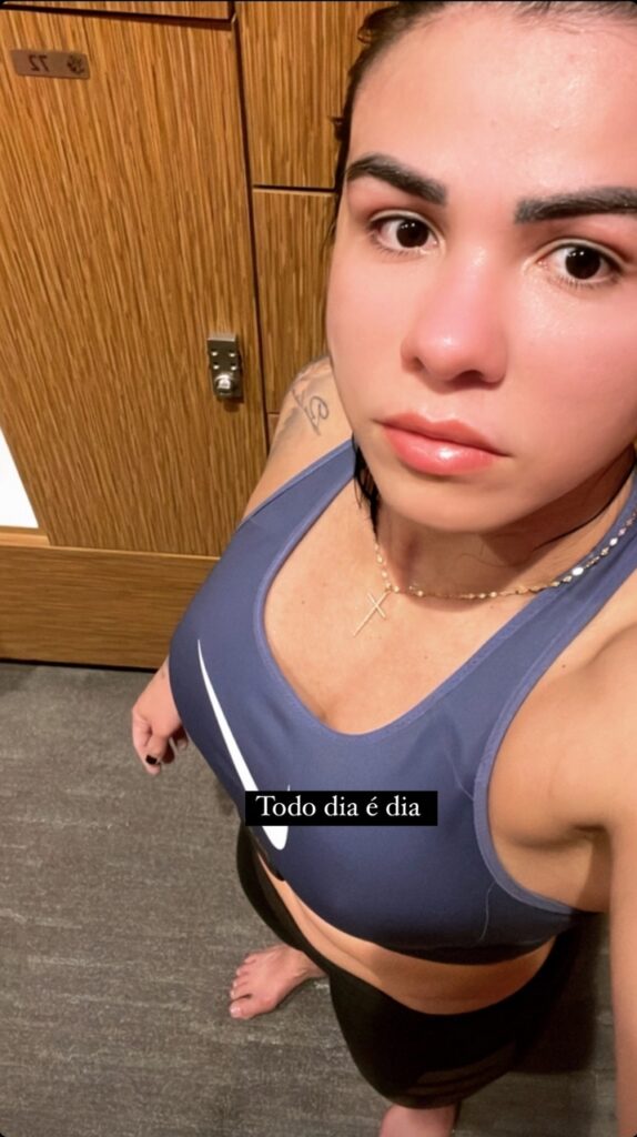 Claudia Gadelha Feet (4 pictures)