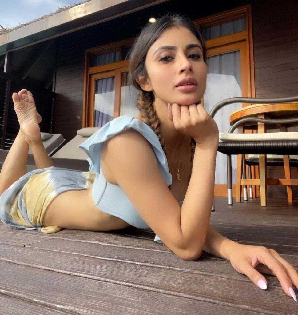 Mouni Roy Feet (7 sexy-photos)
