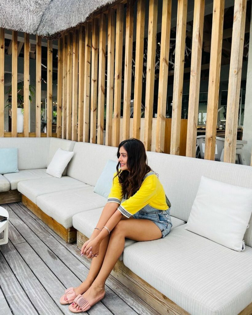 Payal Rajput Feet (5 images)