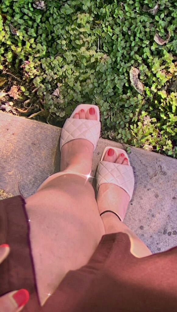 Ankita Sharma Feet (5 sexy-photos)