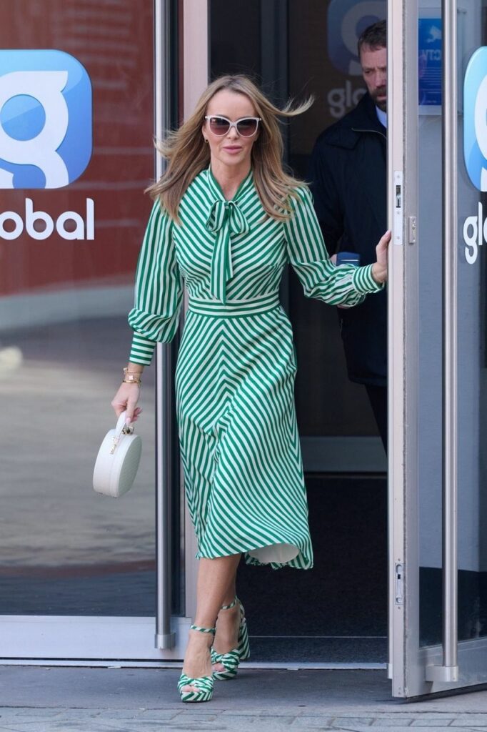 Amanda Holden Feet (6 sexy-photos)