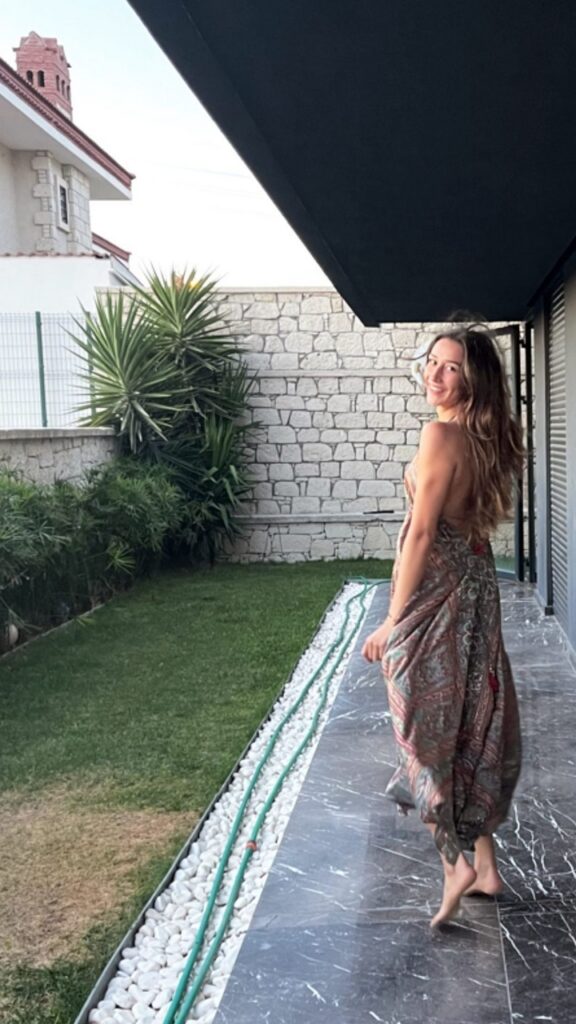Hande Baladin Feet (2 photos)