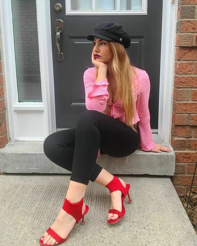 Alicia Atout Feet (2 pictures)