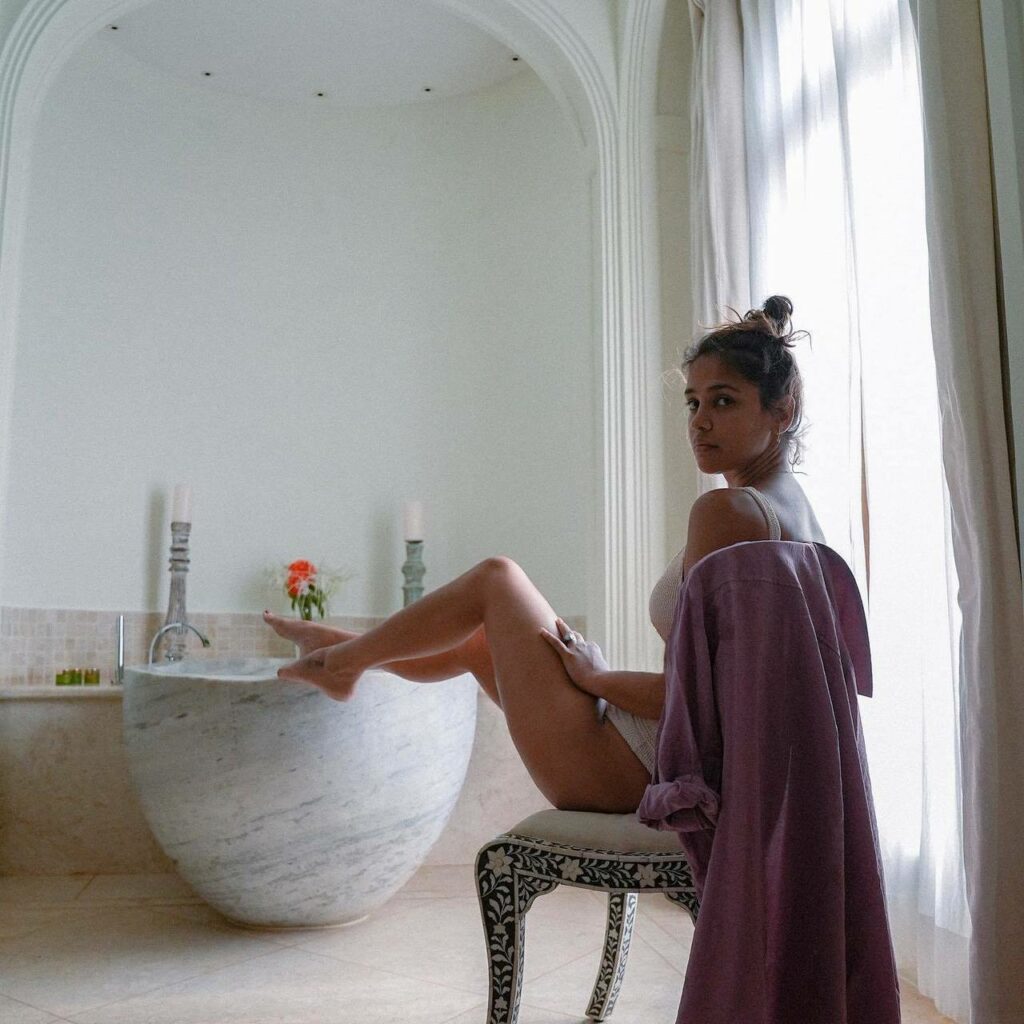 Aisha Sharma Feet (3 pictures)