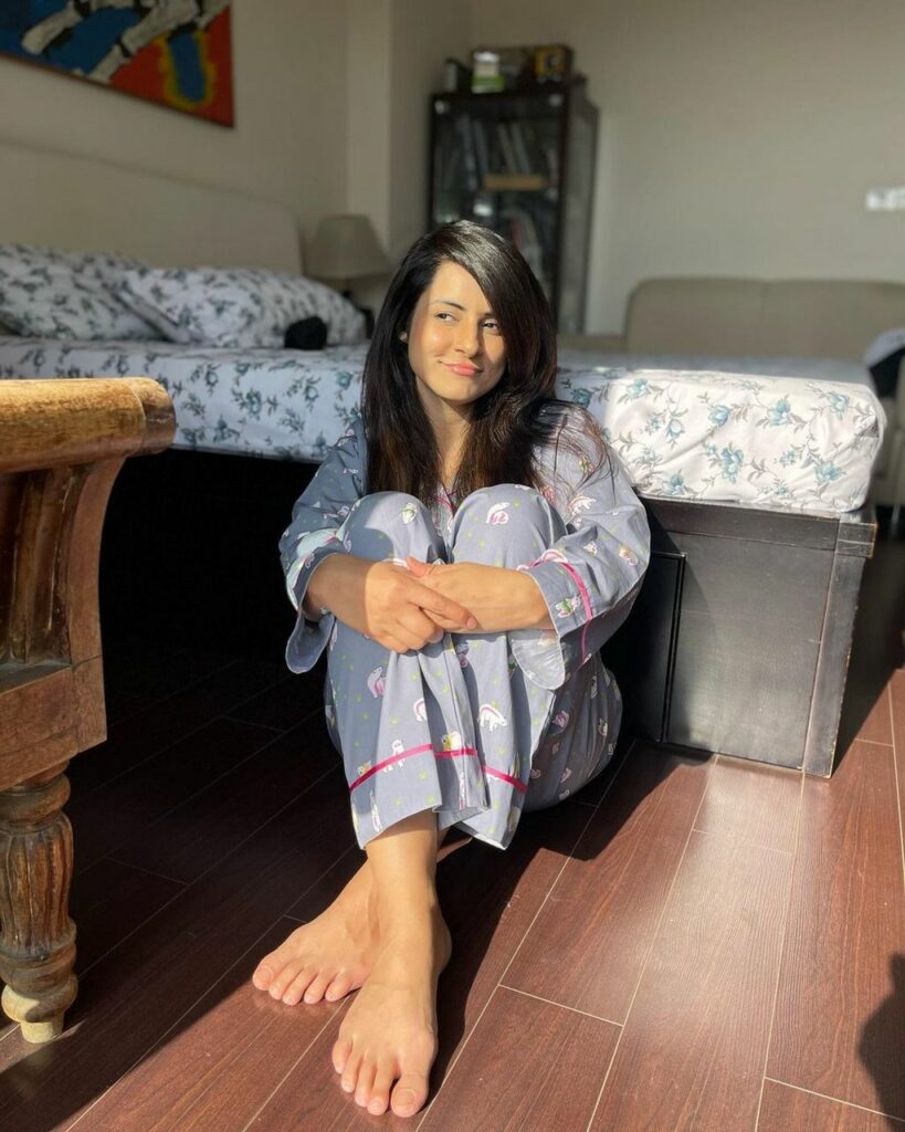 Simple Kaul Feet (2 photos)