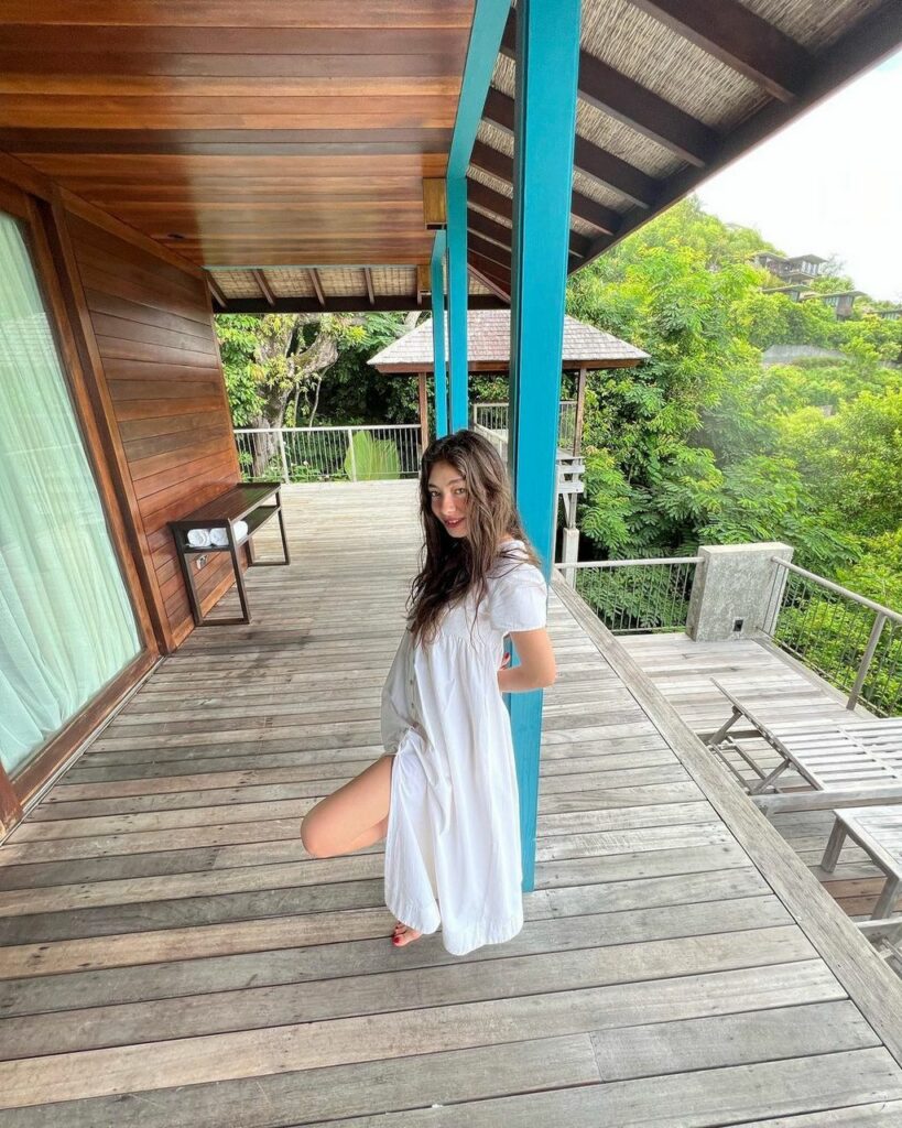 Neslihan Atag L Feet (3 photos)