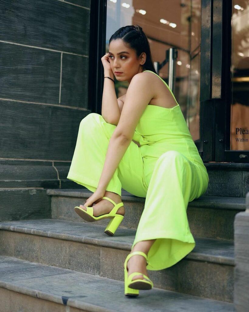 Srishty Rode Feet (2 images)