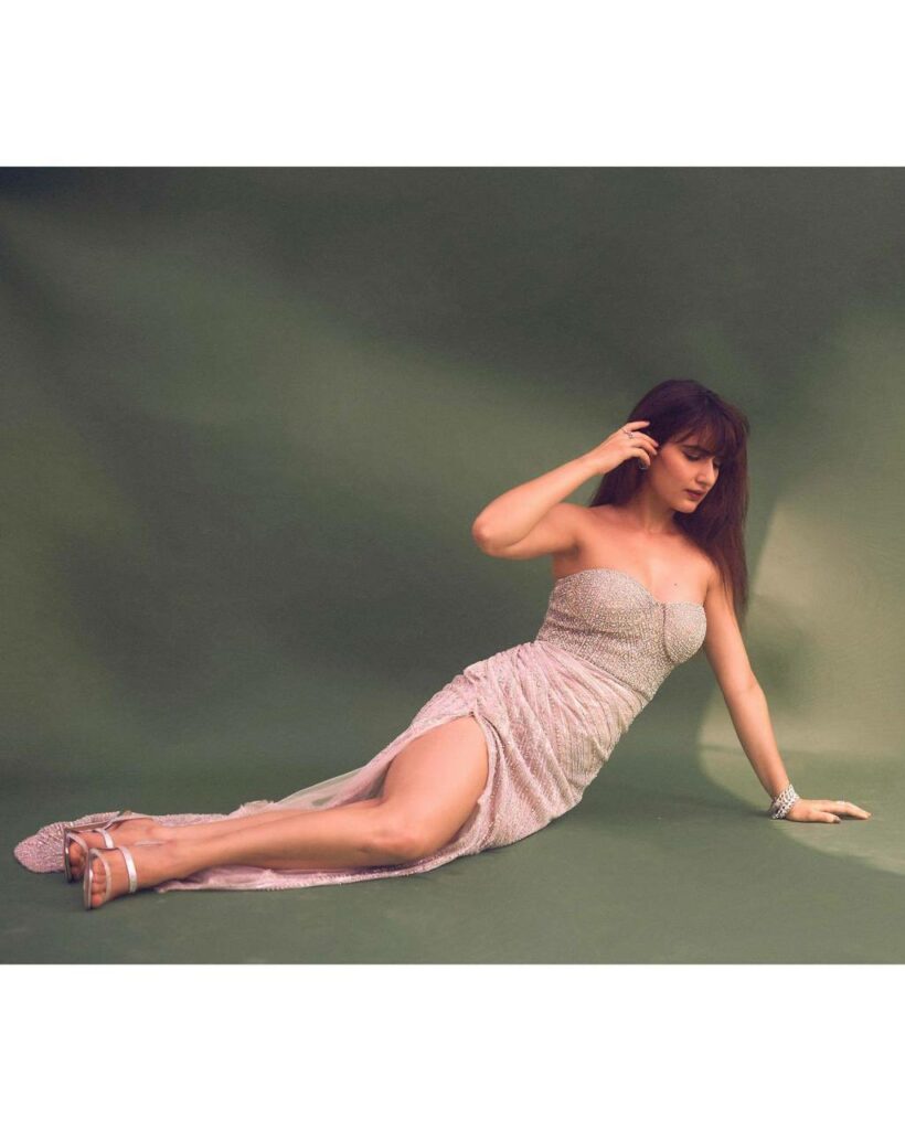 Fatima Sana Shaikh Feet (2 pics)