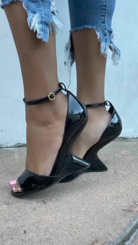 Jennifer Williams Feet (2 images)