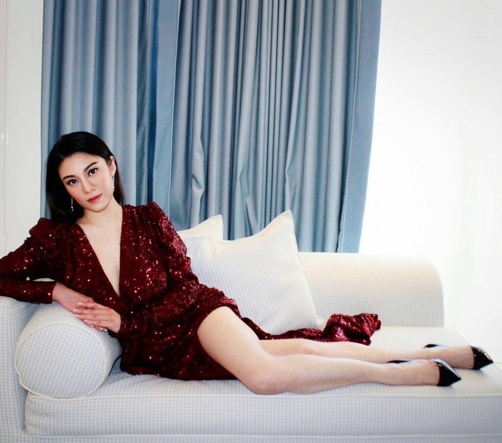 Bernice Liu Feet (3 photos)