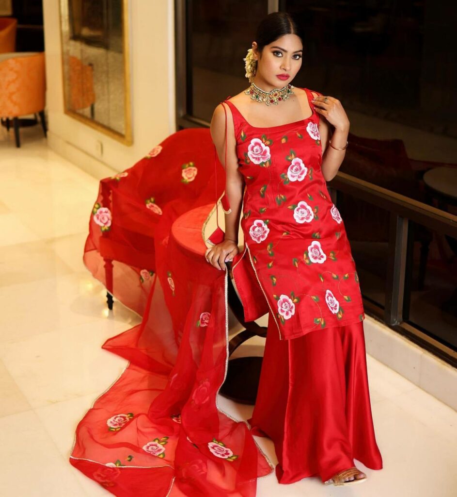 Krishna Mukherjee Feet (2 sexy-photos)