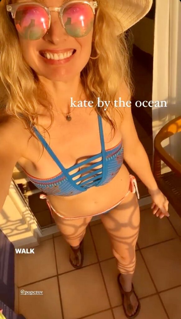 Kate Campbell Feet (2 pics)