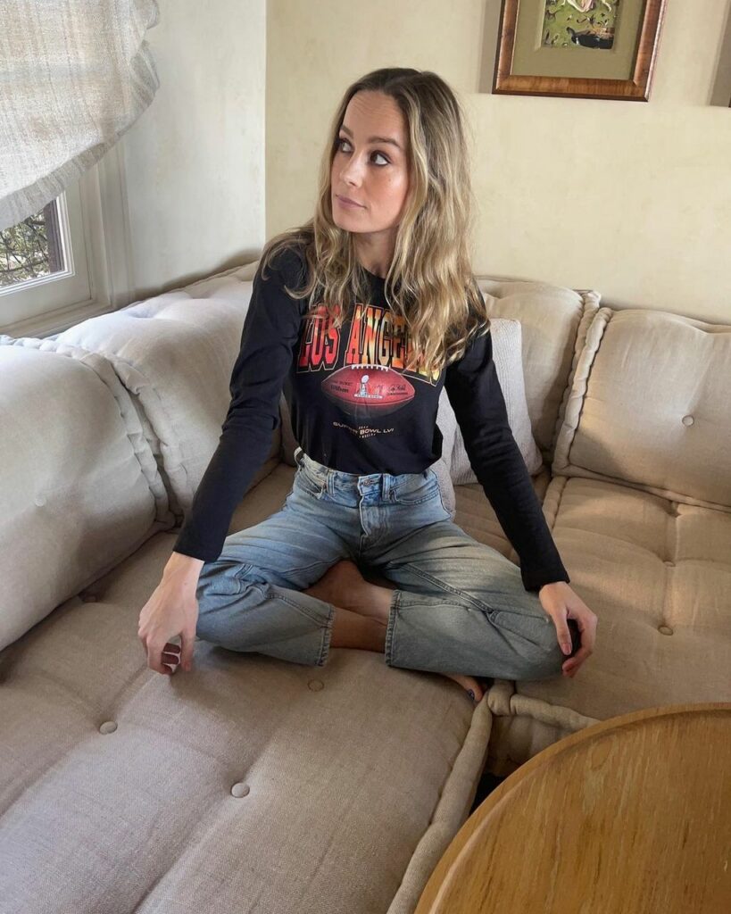 Brie Larson Feet (2 pictures)