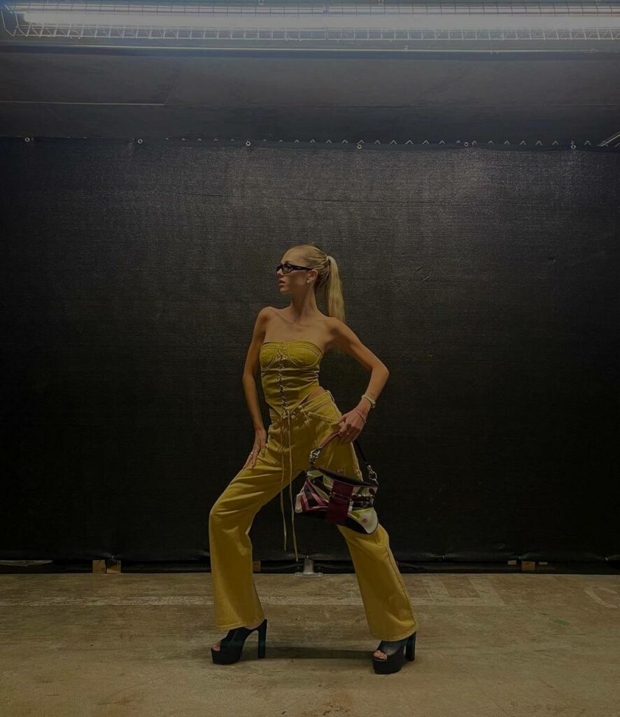 Delilah Hamlin Feet (5 images)