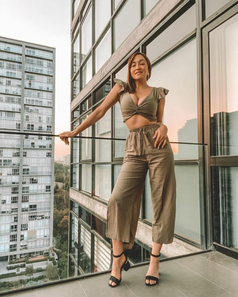 Laura Vignati Feet (5 images)
