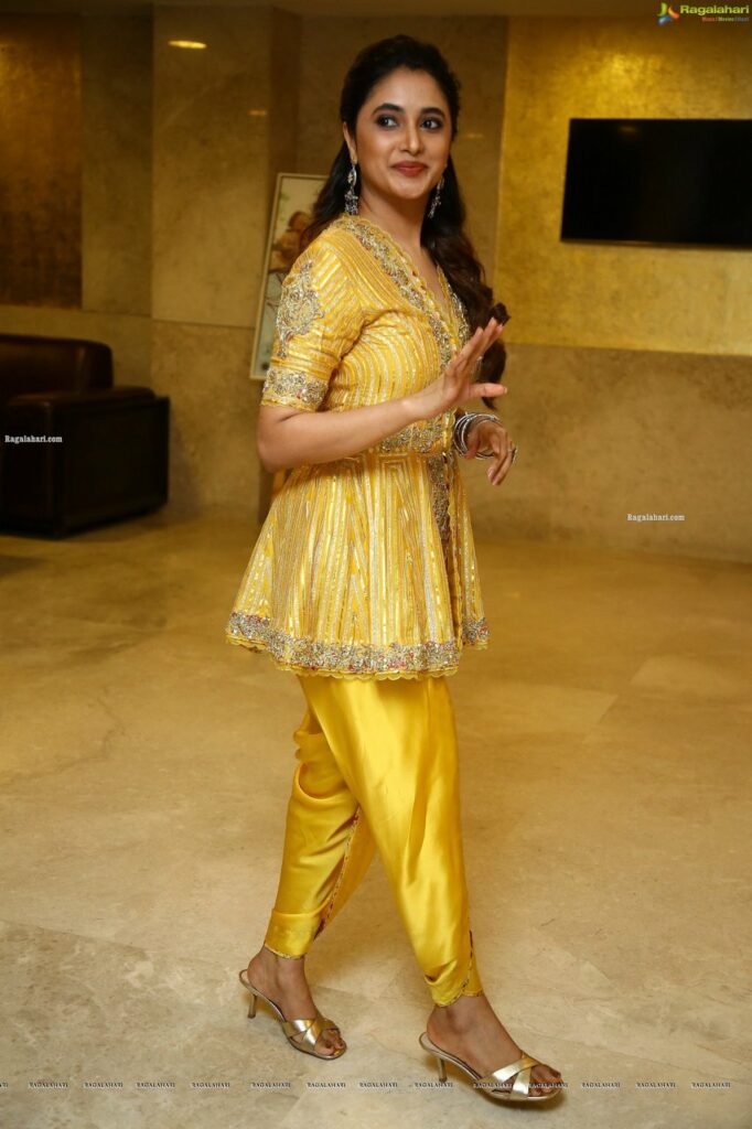 Priyanka Arulmohan Feet (5 pics)