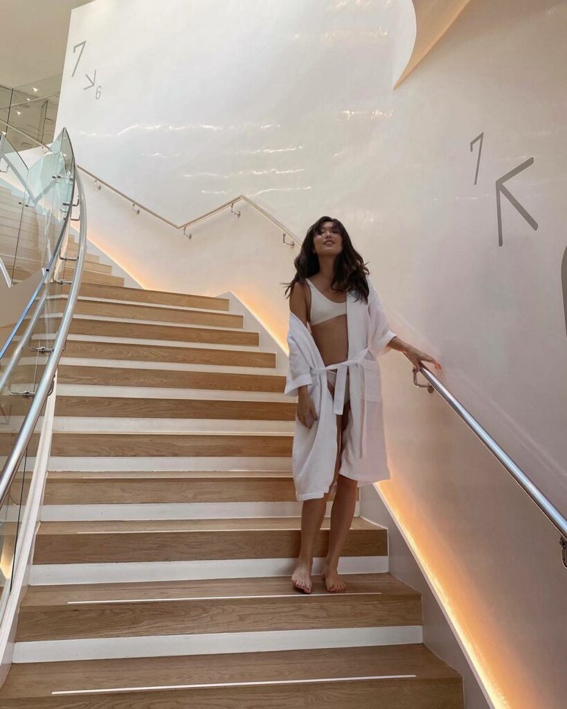 Viveca Chow Feet (5 photos)